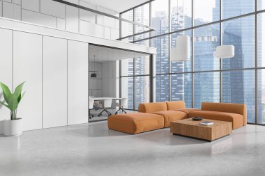 Şehir manzarası olan geniş pencereli modern bir açık uzay ofisi. Turuncu koltuklar ve ahşap bir masa ön tarafta, beyaz duvarlar ve beton zemin. Şık bir çalışma alanı kavramı. 3B Hazırlama