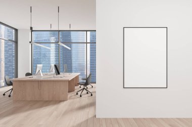 Ofis içi ortak çalışma masaları ve bilgisayarlarla dolu. Singapur gökdelenlerinde panoramik pencereli rahat takım işyeri. Bölümdeki tuval posterini taklit et. 3B görüntüleme