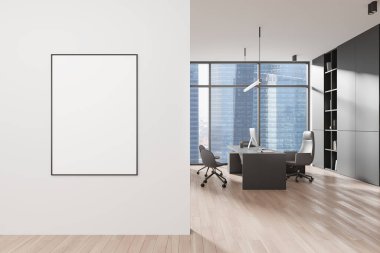 Ahşap döşeme, ofis mobilyaları ve şehir manzaralı büyük pencerelerin yer aldığı boş çerçeveli bir posterle boş modern ofis içi. 3B Hazırlama