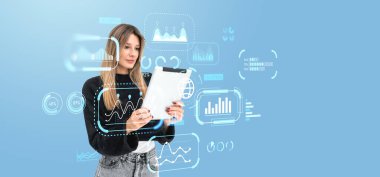 Fütürist dijital grafiklerle çevrili bir tabletteki verileri analiz eden kadın, mavi arka planda. Veri analizi ve teknoloji yeniliği kavramı