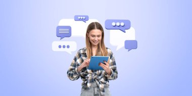 Mavi arka planda çeşitli sohbet baloncuklarıyla çevrili tablet kullanan gülümseyen bir kadın. Bu resim sosyal ağ ve çevrimiçi iletişim kavramını temsil etmektedir.