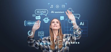 Gülümseyen kadın elleri yapay zeka hologramına, sanal yardıma ve yaratıcı servislere dokunuyor. Sohbet robotu, parlayan göstergeler ve bilgi işleme. Sanat ve teknoloji kavramı