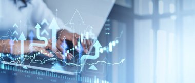 Finans grafikleri, çizelgeleri ve okları olan bir dizüstü bilgisayarda yazan bir iş kadını. Bulanık bir arkaplanda modern grafik tarzı. Başarı ve finansal büyüme kavramı