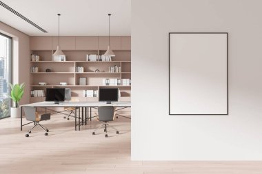 Bilgisayarların olduğu modern çalışma odası masaları, ahşap zemin. Raflı iş yeri, şehir gökdelenlerinde panoramik pencere. Bölümdeki tuval posterini taklit et. 3B görüntüleme