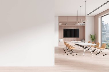 Boş bir duvar, sandalyeleri ve konferans masası olan şık bir toplantı alanı olan modern ofis alanı. Şehir manzaralı büyük bir pencere. 3B Hazırlama