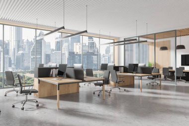 İş dünyasının iş birliği ve cam konferans odasıyla köşesi. Sıraya dizilmiş bilgisayar ve koltuklar. Bangkok gökdelenlerinin panoramik penceresi. 3B görüntüleme