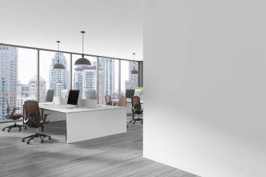 Modern ofis içi boş bir duvar, geniş pencereler ve şehrin ufuk çizgisi manzaralı. Minimalist tasarım, beyaz masalar ve sandalyeler. Çalışma alanı modeli kavramı. 3B Hazırlama