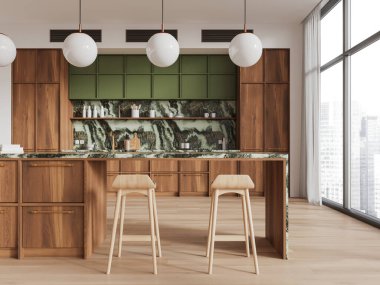 Ahşap dolapların, yeşil aksanların ve mermer tezgahların bulunduğu modern mutfak. Büyük pencereler şehir manzarası sağlar. Lüks ev tasarımı kavramı. 3B Hazırlama