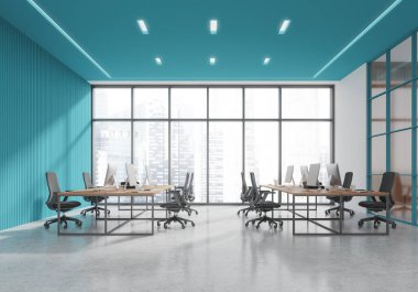 Geniş pencereleri, mavi tavanı ve duvarları olan, bilgisayar ve sandalyeli masaları olan modern bir açık uzay ofisi. Çağdaş çalışma alanı kavramı. 3B Hazırlama