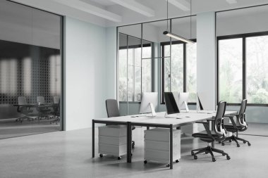 Geniş pencereli, masalı ve ergonomik sandalyeli açık bir alan modern ofis içi. Minimalist tasarım profesyonel bir iş ortamı. 3B Hazırlama