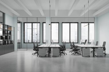 Şık bir ofis, koltuklar ve bilgisayar monitörleri sıra dizilmiş masalar, parlak beton zemin. Rafla minimalist ortak çalışma alanı. Gökdelenlerin panoramik penceresi. 3B görüntüleme