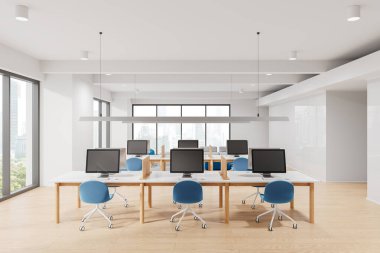 Beyaz ofis içi bilgisayar, bölmeli masalar, ahşap zemin. Mavi koltukları olan şık bir iş yeri. Bangkok gökdelenlerinin panoramik penceresi. 3B görüntüleme