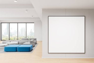Beyaz ev oturma odasının içinde kanepe, süslemeli raf, ahşap döşemeli halı. Bangkok gökdelenlerinin panoramik penceresi. Boş kare posteri yap. 3B görüntüleme