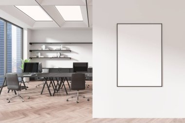 Ahşap ve beyaz iç mekan, sandalyeler, bilgisayar monitörlü masa ve raflı çekmece. Gökdelenlerin panoramik penceresi. Bölümdeki branda pankartı gibi. 3B görüntüleme