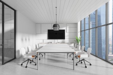 Beyaz tahta, sandalye, çekmece ve televizyon ekranlı cam toplantı. Singapur gökdelenlerinde panoramik pencereli iş konferansı odası. 3B görüntüleme