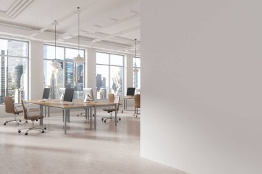 Ofisin içi bilgisayar ve ahşap masalarla çevrili. New York gökdelenlerinde panoramik penceresi olan modern çalışma alanı. Boş duvar bölmesini düzenle. 3B görüntüleme
