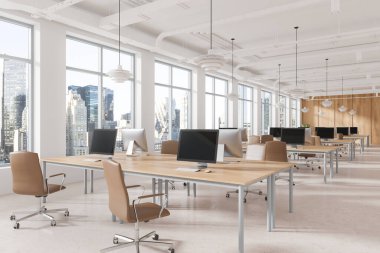 Geniş, modern açık ofis içi geniş pencereler, tahta masalar ve kahverengi sandalyeler. Parlak şehir manzarası. İş yeri kavramı. 3B Hazırlama
