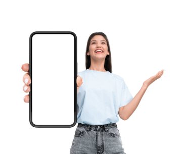 Beyaz arka planda izole edilmiş boş ekranlı akıllı telefonu tutan gülümseyen bir kadın. Konsept teknolojiyle ilgili, dijital ekran, beyaz arkaplanda izole.
