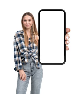 Kareli gömlekli bir kadın elinde boş ekranlı bir akıllı telefon tutuyor. Beyaz bir arka planda izole edilmiş. Model ya da pazarlama kavramları için uygun. Beyaz arkaplanda izole