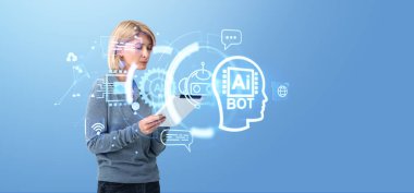 Ciddi kadın tablet kullanıyor, yapay zeka ile sanal ekran sanal hologram hud, sohbet robotları ve bilgi işleme simgeleriyle parlayan daireler. Makine öğrenme ve programlama kavramı