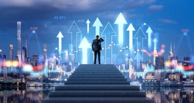 İşadamı merdivenleri tırmandı, New York şehir manzarası ve önx hologram çizgileri ve yükselen oklar. Finansal başarı kavramı, küresel borsa ve para yatırımı