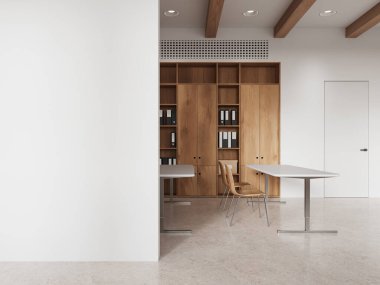 Sınıfın içinde sıralı sandalyeler ve masalar, parlak beton zemin. Ahşap raflar ve belgeler. Görünmez kapılı alanı öğrenmek ve boş duvar bölümlerini taklit etmek. 3B görüntüleme