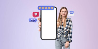 Geri bildirim ile telefon boş ekranı gösteren genç bir kadın, mor arkaplanda konuşma baloncukları. Müşteri değerlendirmesi, derecelendirme, araştırma ve mobil uygulama kavramı