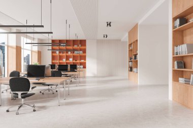 İçi ahşap raflar, masalar ve sandalyelerle dolu bir uzay ofisi aç. Geniş pencereli ve şehir manzaralı modern tasarım. Minimalist iş konsepti. 3B Hazırlama
