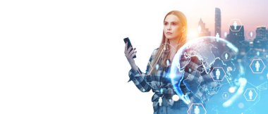 Dünya haritasının dijital grafiklerine ve beyaz arkaplandaki simgelere sahip akıllı telefonu tutan kadın, teknoloji ve küresel ağ kavramlarını temsil ediyor