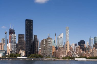 New York şehrinin gökdelenleri ve yüksek binaları açık bir günde mavi gökyüzünün altında görülüyordu. Kentsel manzara ve mimari kavramı