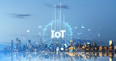 Gün batımında şehir silueti, IOT 'u temsil eden dijital simgelerle birlikte. Mavi eğimli arka plan. Küresel bağlantı kavramı ve şeylerin interneti teknolojisi