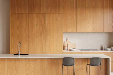 Ahşap dolap ve minimalist bir adayla modern mutfak. Adaya iki bar taburesi yerleştirildi. Arkaplan nötr, ahşap dokusunu vurguluyor. 3B Hazırlama