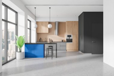 Mutfağın içinde ahşap dolaplar, mavi bir ada, kolye ışıkları ve şehir manzaralı büyük pencereler var. Modern tasarım konsepti. 3B Hazırlama