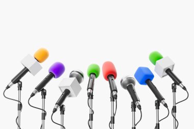 Farklı renklerde kapaklı, beyaz arka planda sıralanmış renkli mikrofonlar. Medya kavramı, basın toplantısı. 3B Hazırlama