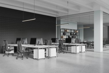 Çoklu çalışma istasyonları ve şık tasarımı olan boş modern açık alan ofis. Beton zemin, aksan duvarı, büyük pencereler, modern iş konsepti. 3B Hazırlama