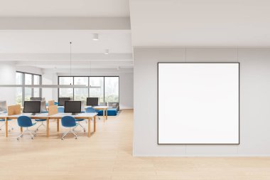 Koltuklarla birlikte çalışan parlak iç mekan, dizili bilgisayarlı masalar. Bangkok gökdelenlerinin panoramik penceresinin yanında rahat bir yer. Bölüme kare tuval posteri yap. 3B görüntüleme