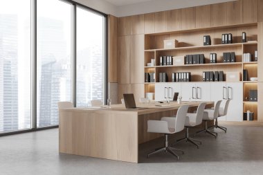 Geniş modern ofis, ahşap mobilyalar, büyük pencereler ve klasörlerle dolu raflar. Parlak ve çağdaş iç mekan konsepti. 3B Hazırlama