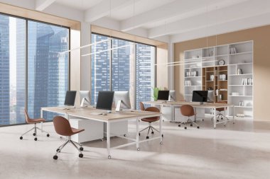 Çalışma alanının iç görünümü, sıralarda bilgisayar, aydınlık beton zemin. Ortak çalışma alanı ve dekorasyonlu raf. Singapur gökdelenlerinin panoramik penceresi. 3B görüntüleme