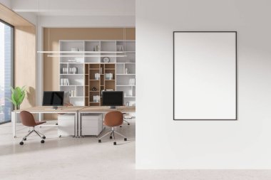 Masaları, sandalyeleri, bilgisayarları ve rafları olan beyaz bir duvarda boş bir posterin olduğu modern bir ofis. Çalışma alanı tasarımı kavramı. 3B Hazırlama