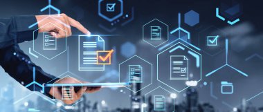 İşadamının parmağı parlayan ofis hologramına işaret ile dokunuyor. Bulanık gökdelenler. Kalite kontrolü, denetim, iş analizi ve sertifika kavramı