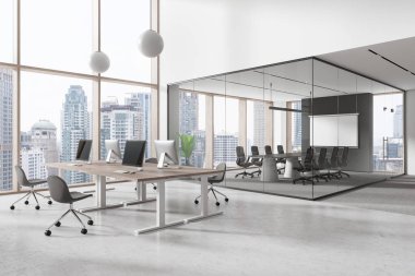 Ofis içi cam konferans salonunun köşesi, bilgisayarlarla işbirliği. Sandalyeleri ve projeksiyon ekranı olan bir tahta. Bangkok gökdelenlerinin panoramik penceresi. 3B görüntüleme