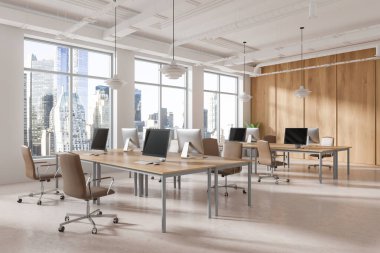 Ofisin içi bilgisayar ve ahşap masalarla aydınlık beton zemin ile kaplı. New York gökdelenlerinde panoramik penceresi olan modern çalışma alanı. 3B görüntüleme