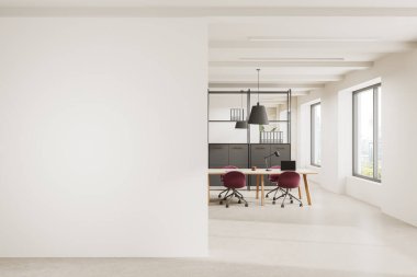 Konferans odasının içi kırmızı koltuklar ve dizüstü bilgisayarlarla dolu, raflar da belgelerle dolu. Bangkok gökdelenlerinin panoramik penceresi. Boş 3D duvar bölümlemesini düzenle