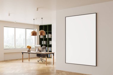 Duvarında boş bir poster olan modern ofis içi. Oda bir masa, sandalye, kitaplık ve şehir manzaralı büyük pencerelere sahiptir. 3B Hazırlama