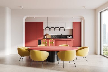 Büyük yuvarlak masa, sarı koltuklar, bar adası ve mutfak gereçleri olan kırmızı ve beyaz mutfak dolapları olan renkli ev mutfağı. Bangkok gökdelenlerinin panoramik penceresi. 3B görüntüleme