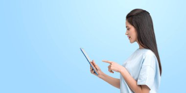 Gülümseyen Asyalı kadın parmak dokunma tableti profili, boş mavi arkaplanı kopyala. Mobil uygulama, çevrimiçi alışveriş, sosyal medya ve iletişim kavramı