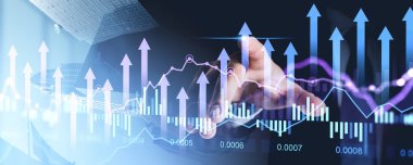 İşadamı dijital finansal grafiklere ve grafiklere dokunuyor, modern binalar arka planda. Büyüme ve teknoloji kavramı