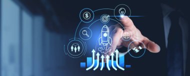 Erkek el parmağı başlangıç Hud hologramına dokunur. Ampul, roket fırlatma ve büyüyen oklar, hedef ve strateji. İş fikri, plan ve geliştirme kavramı. Boşluğu kopyala