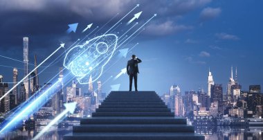 İşadamı merdivenlerin üstünde duruyor, yukarı doğru yükselen oklarla dijital bir roketin fırlatılışını izliyor, New York şehrinin ufuk çizgisine ve bulutlu gökyüzüne bakıyor. İlerleme kavramı