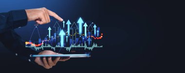 Tablet, el ve parmak kullanan bir işadamı büyüyen oklarıyla sanal ekrana dokunuyor, bar tablosu ile yükselen çizgiler. İş analizi, finansal plan ve strateji kavramı. Boşluğu kopyala